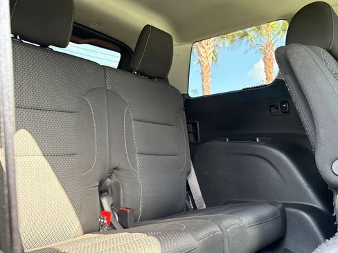 Used 2022 GMC Acadia SLE w/ Driver Convenience Package FWD image 30