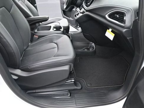 New 2026 Chrysler Pacifica Select image 36