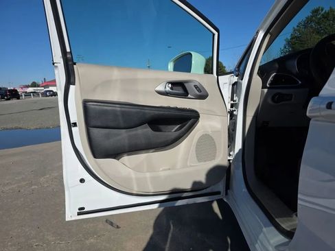 Used 2022 Chrysler Pacifica Touring-L image 37