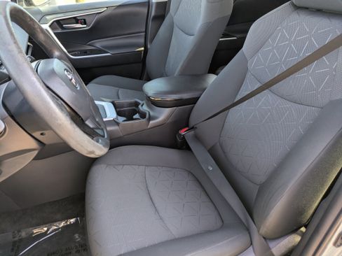 Used 2021 Toyota RAV4 XLE w/ Convenience Package FWD image 25