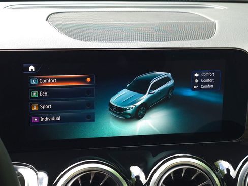 Used 2025 Mercedes-Benz EQB 300 4MATIC image 59