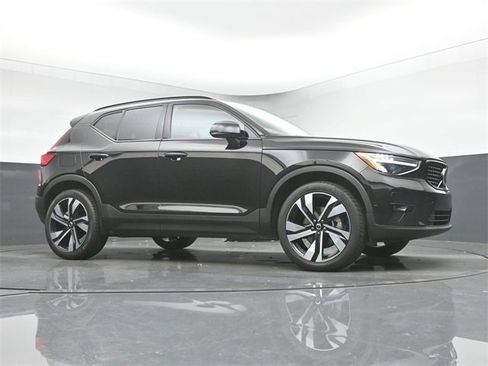 Used 2024 Volvo XC40 B5 Plus w/ Climate Package image 36