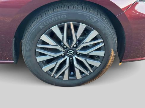 Used 2025 Nissan Altima 2.5 SV FWD image 8