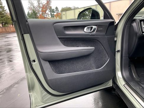 Used 2023 Volvo XC40 Recharge Ultimate image 26