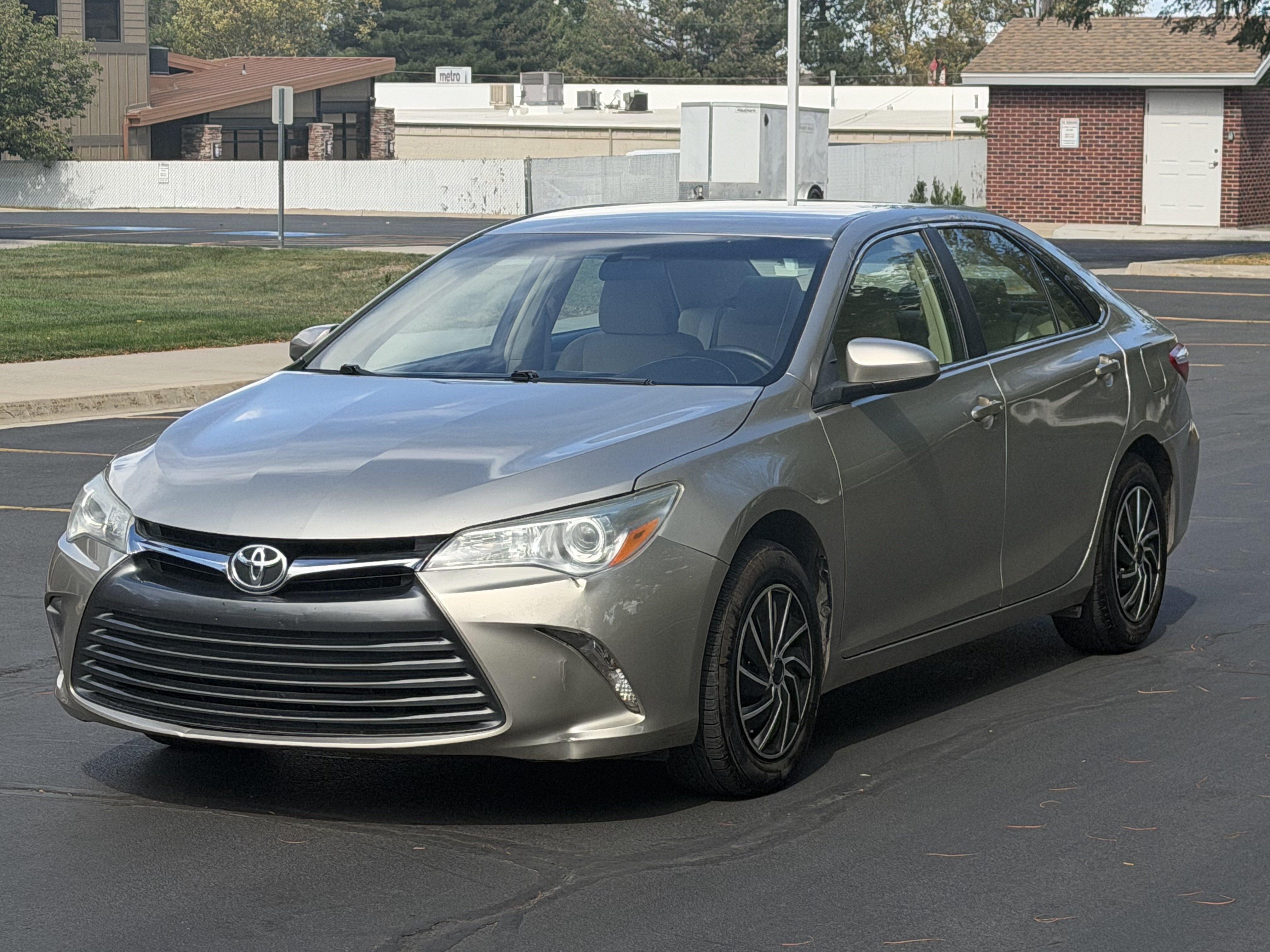 Used 2015 Toyota Camry LE FWD image 2