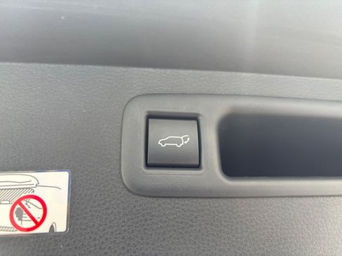 Used 2025 Toyota Highlander LE FWD image 24