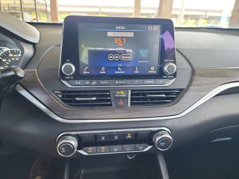 Used 2024 Nissan Altima 2.5 SV FWD image 17