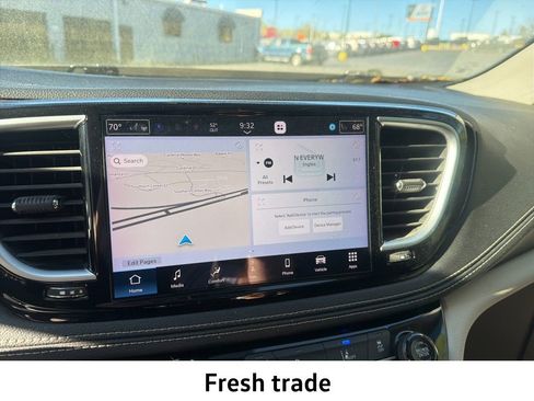 Used 2023 Chrysler Pacifica Limited w/ Uconnect Theater Family Group image 15