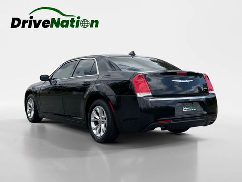 Used 2018 Chrysler 300 Touring RWD image 3