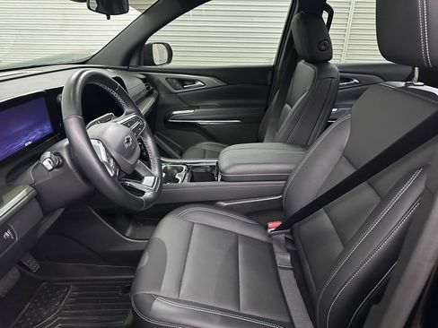 Used 2024 Chevrolet Traverse LT w/ Midnight/Sport Edition image 2