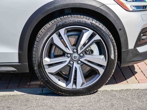 Used 2025 Volvo V60 B5 Cross Country Plus image 10