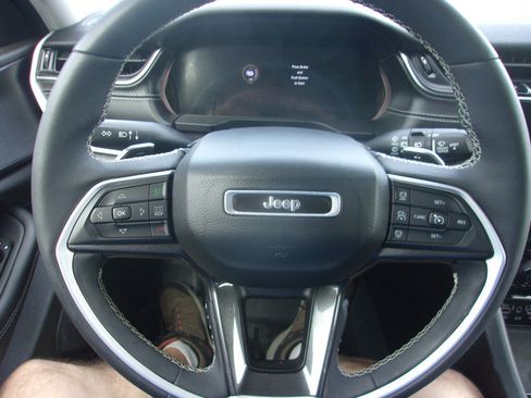 Used 2023 Jeep Grand Cherokee Laredo w/ Luxury Tech Group I AWD/4WD image 9