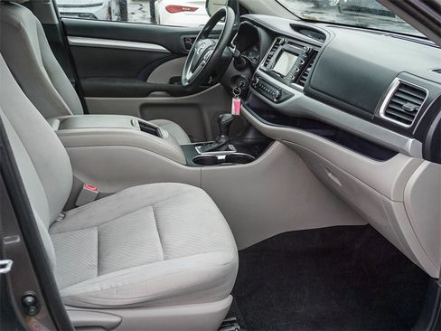 Used 2014 Toyota Highlander LE image 12