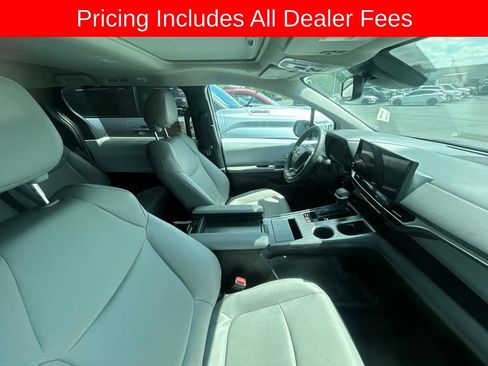 Used 2026 Toyota Sienna XLE FWD image 4