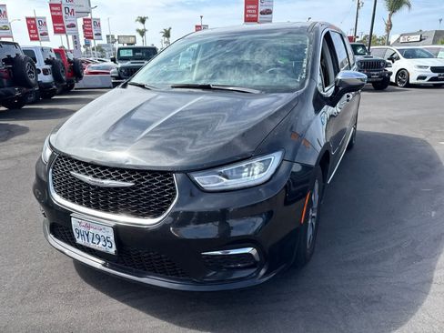 Used 2023 Chrysler Pacifica Limited FWD image 2