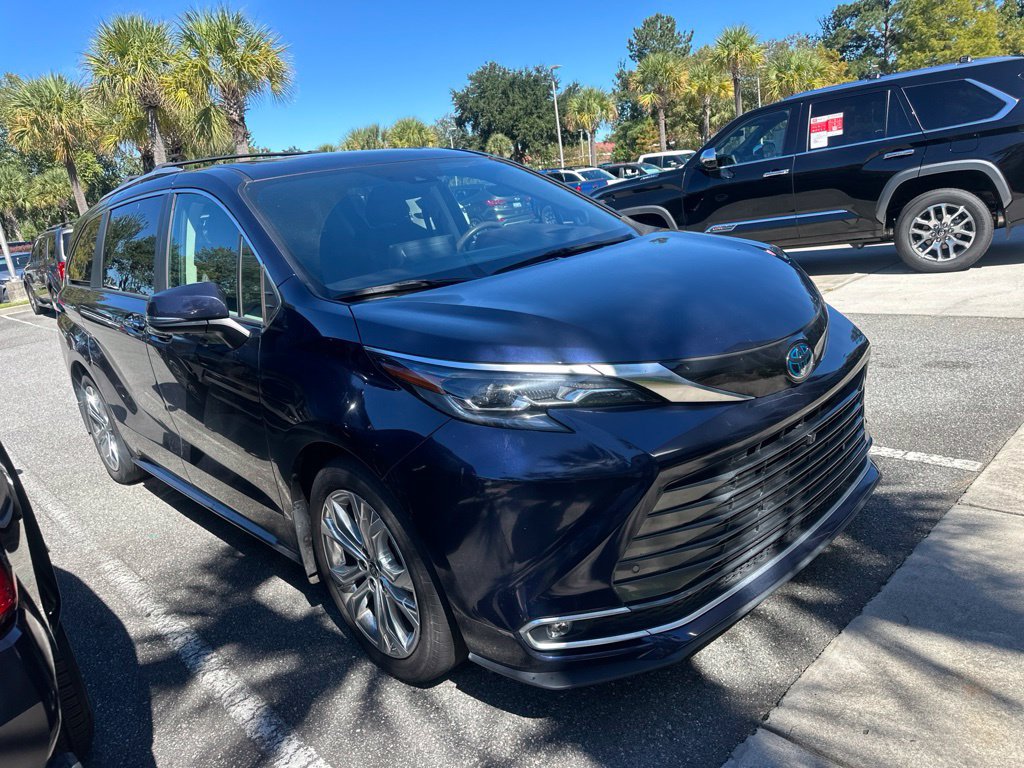 Used 2024 Toyota Sienna Platinum FWD image 2