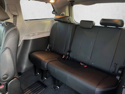Used 2017 Toyota Sienna SE image 11