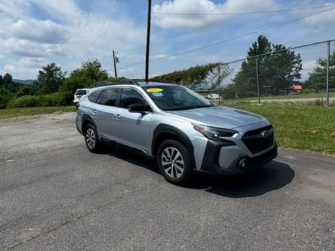 Used 2023 Subaru Outback Premium AWD/4WD image 3