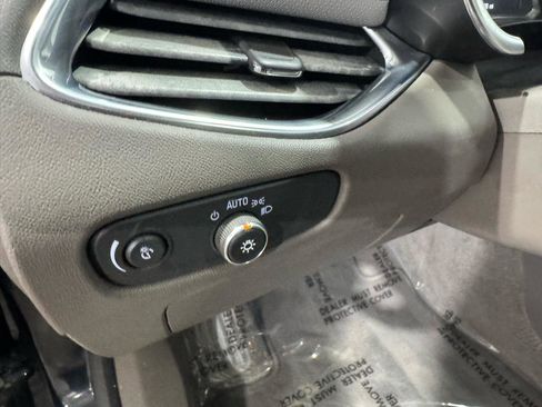 Used 2018 Chevrolet Malibu Premier w/ Premier Sun and Wheel Package FWD image 27