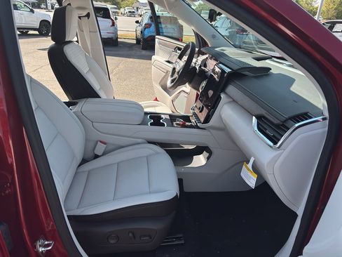 Used 2027 GMC Acadia Denali FWD image 21