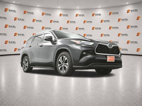 Used 2022 Toyota Highlander XLE AWD/4WD image 43
