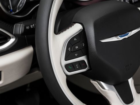 Used 2018 Chrysler Pacifica Limited FWD image 52