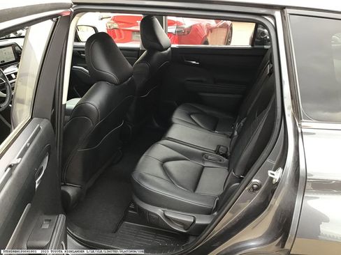 Used 2023 Toyota Highlander XLE image 13