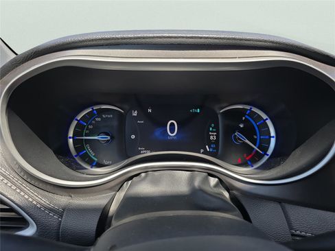 Used 2024 Chrysler Pacifica Limited FWD image 11
