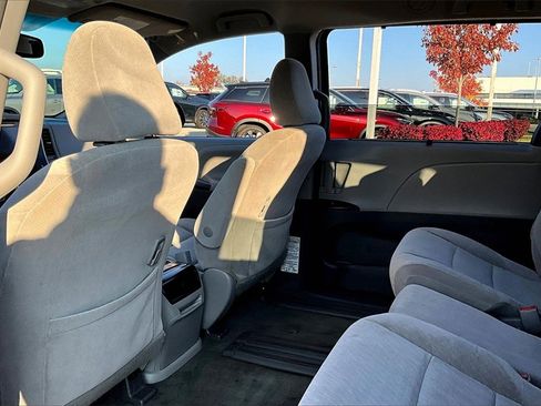 Used 2017 Toyota Sienna LE image 32