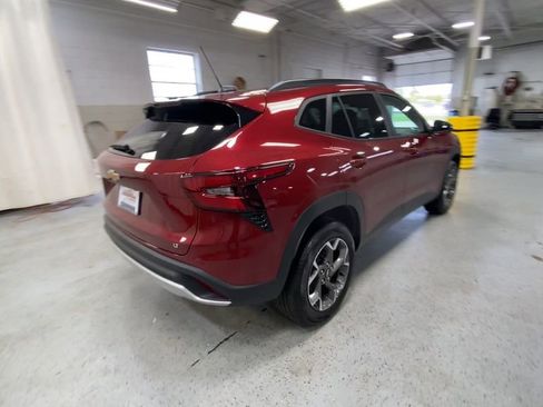 Certified 2025 Chevrolet Trax LT w/ Driver Confidence Package FWD image 8