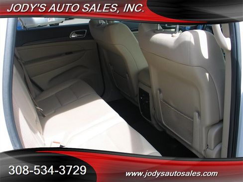 Used 2019 Jeep Grand Cherokee Laredo AWD/4WD image 24