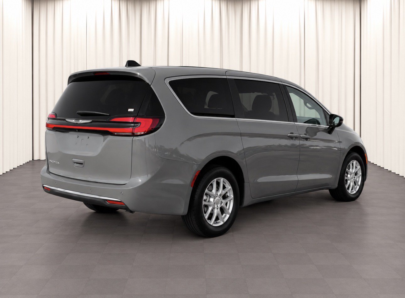 Used 2025 Chrysler Pacifica Select FWD image 3