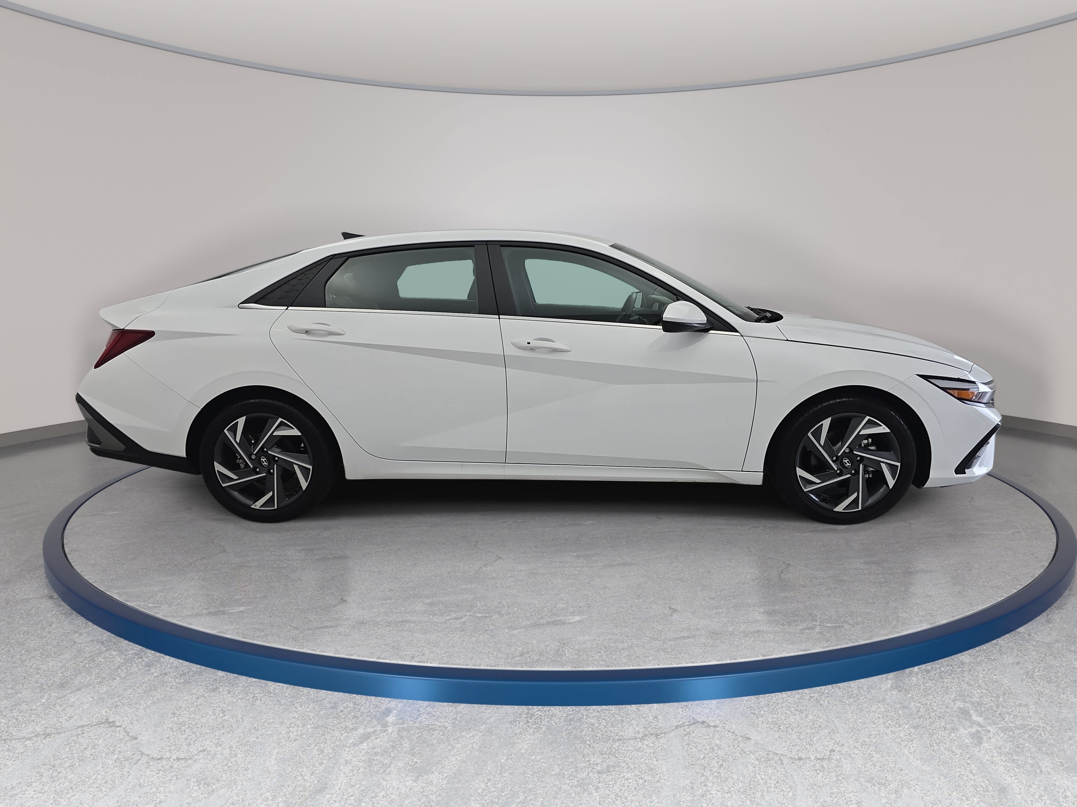 Used 2025 Hyundai Elantra SEL FWD image 4