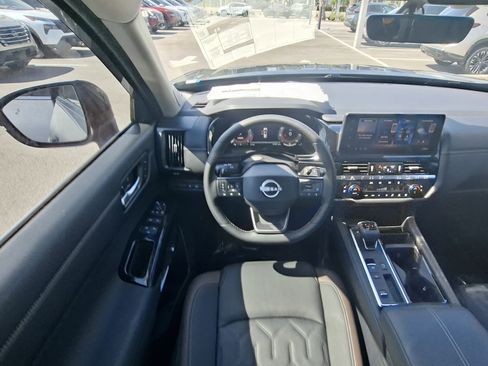 New 2026 Nissan Pathfinder Platinum FWD image 14