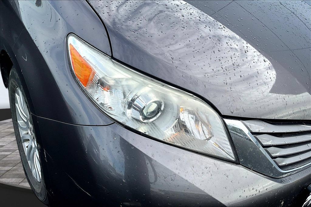 Used 2015 Toyota Sienna XLE FWD image 33