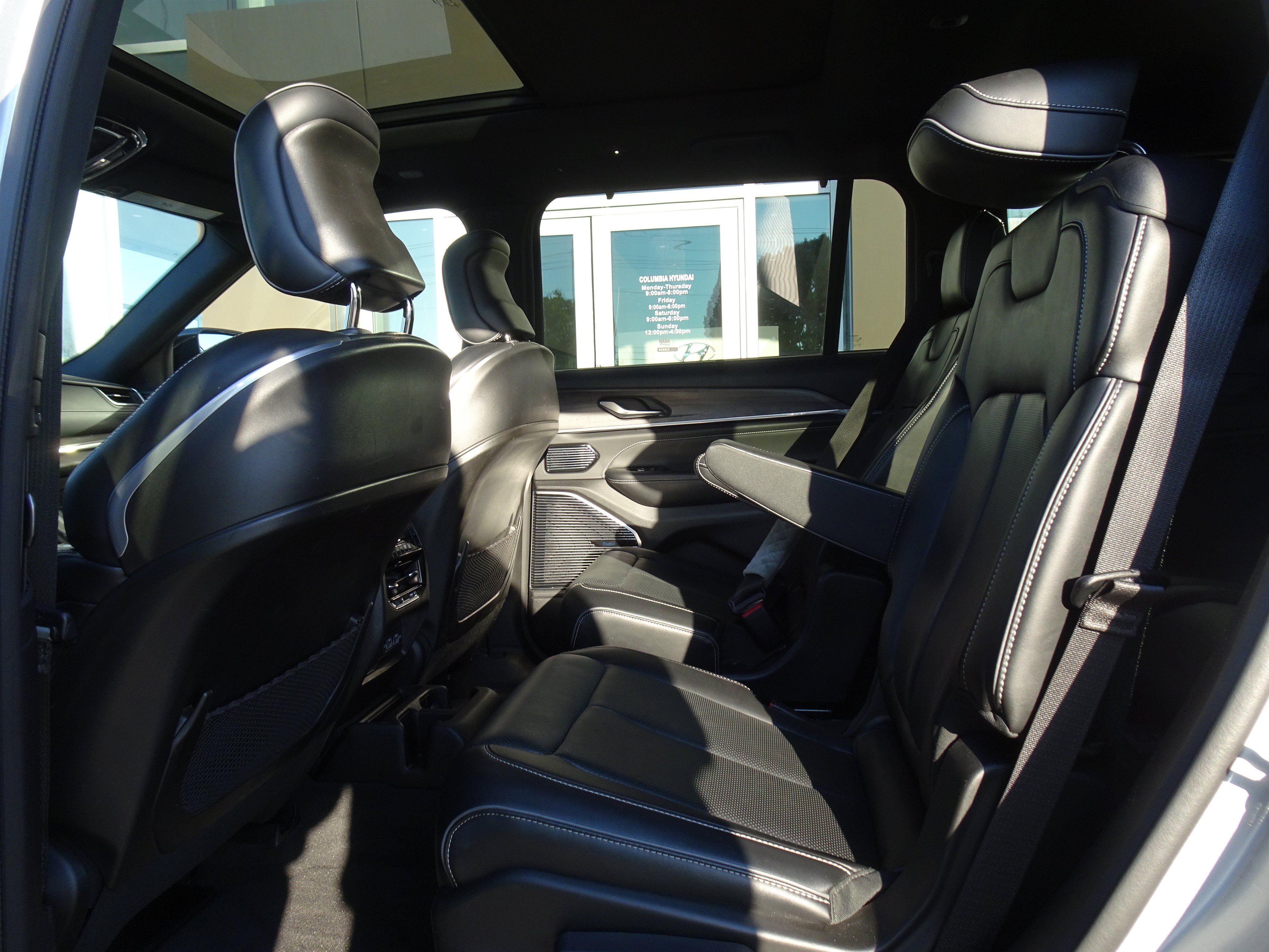 Used 2021 Jeep Grand Cherokee L Overland w/ Luxury Tech Group IV AWD/4WD image 17