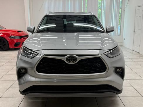 Used 2020 Toyota Highlander XLE AWD/4WD image 2