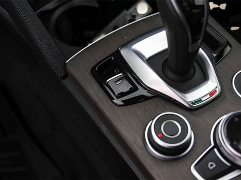 Used 2023 Alfa Romeo Stelvio Ti image 21