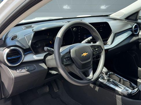 Used 2025 Chevrolet Trax LT FWD image 4