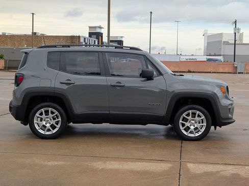 Used 2022 Jeep Renegade Latitude w/ Convenience Group AWD/4WD image 2