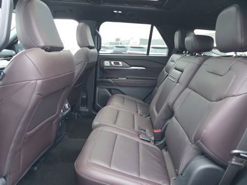 Used 2025 Ford Explorer Platinum image 17