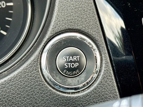 Used 2017 Nissan Rogue SV FWD image 18