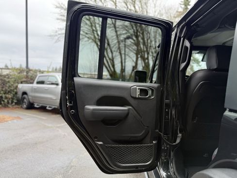 Used 2025 Jeep Wrangler Unlimited Rubicon image 23