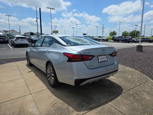 Used 2025 Nissan Altima 2.5 SV FWD image 5