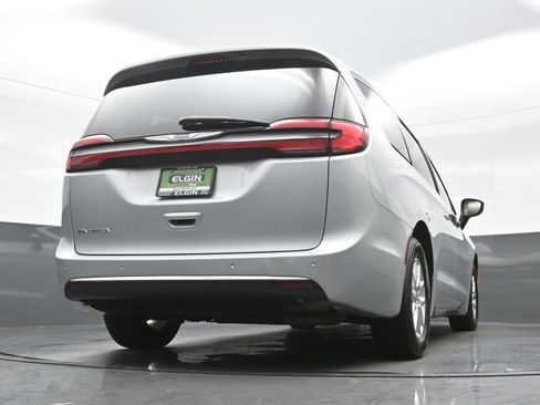 Used 2023 Chrysler Pacifica Touring-L FWD image 33