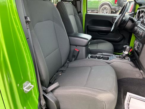 Used 2018 Jeep Wrangler Unlimited Sport S AWD/4WD image 3