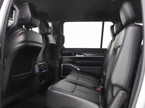 Used 2024 Jeep Wagoneer Series II w/ Flexible Seating Group AWD/4WD image 22