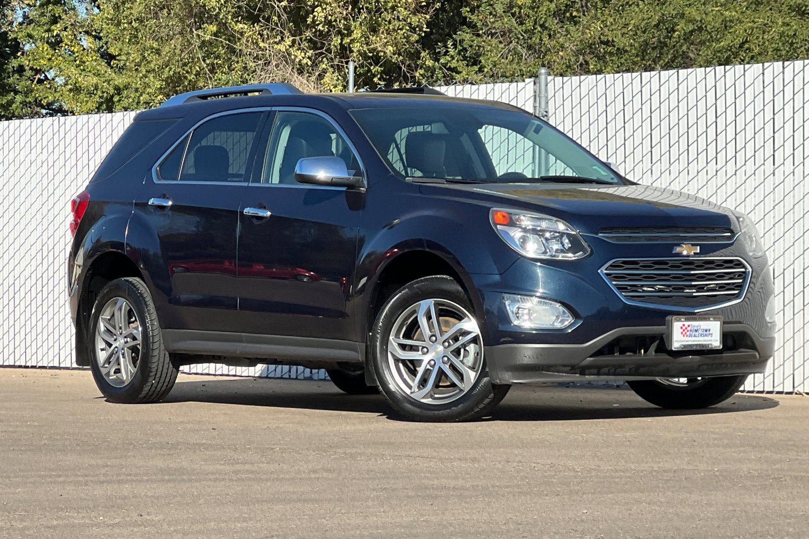Used 2017 Chevrolet Equinox Premier w/ Enhanced Convenience Package AWD/4WD image 2