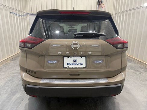 Used 2025 Nissan Rogue SV w/ SV Premium Package FWD image 18