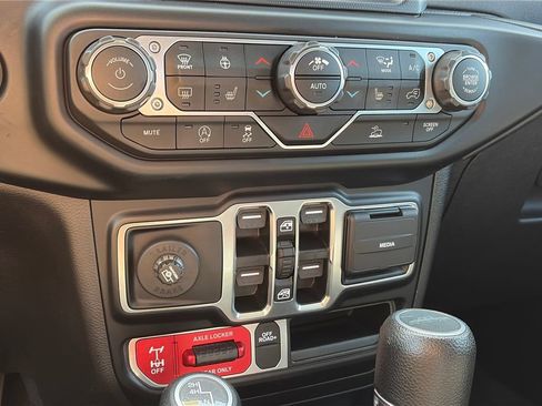 Used 2022 Jeep Gladiator Mojave w/ Cold Weather Group AWD/4WD image 20
